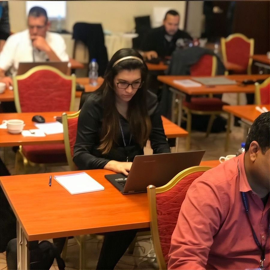 Ing. Cristabel Muñiz trabajando durante una capacitación técnica