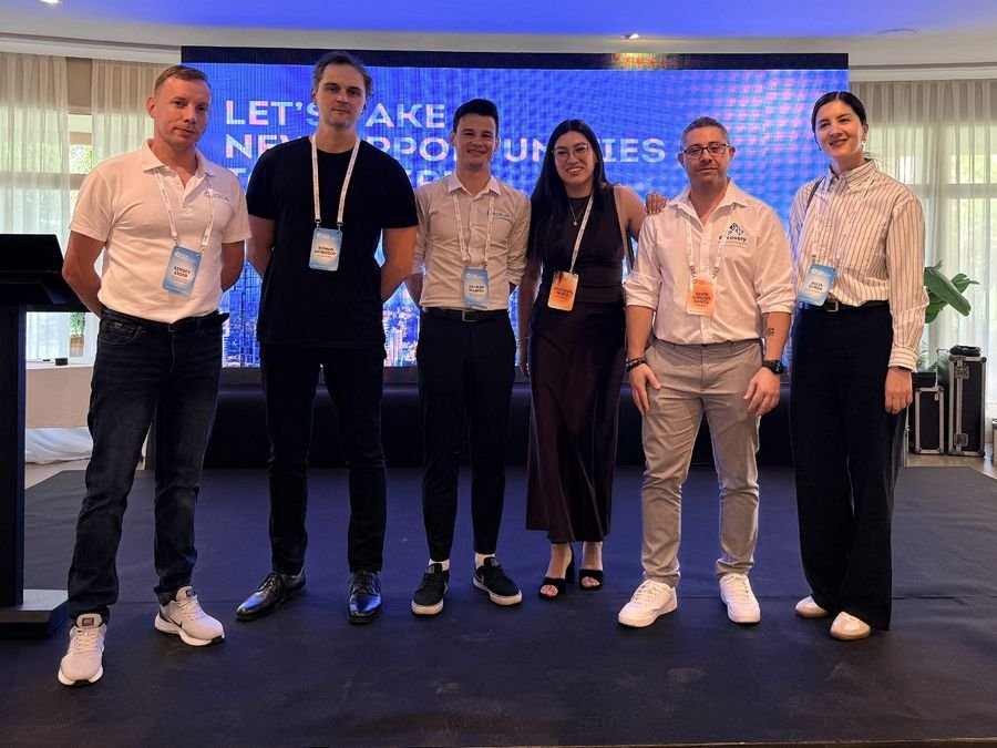 Cristabel Muñiz junto a otros especialistas en el escenario de ACE Lab Tech Week